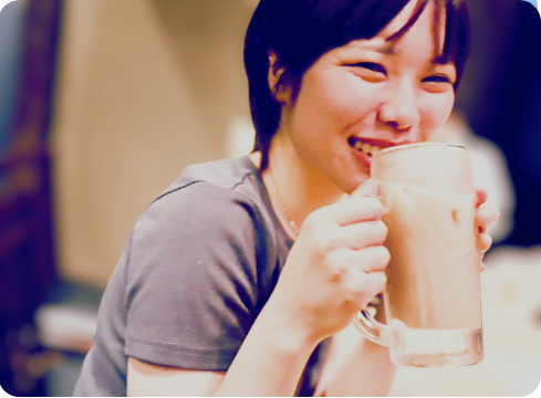 趣味としてお酒を飲むことを楽しむ様子