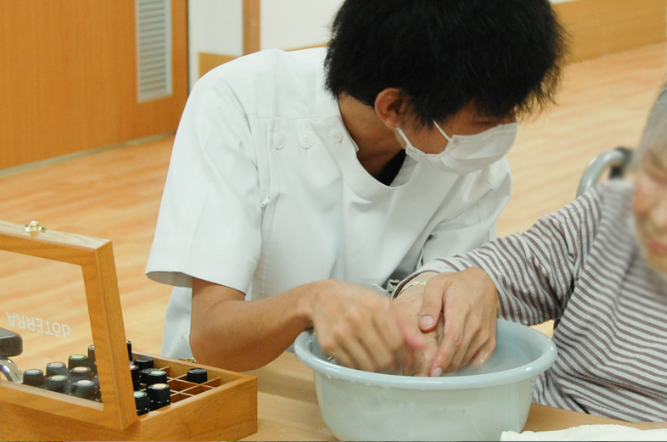 博愛記念病院で手浴を行う作業療法士