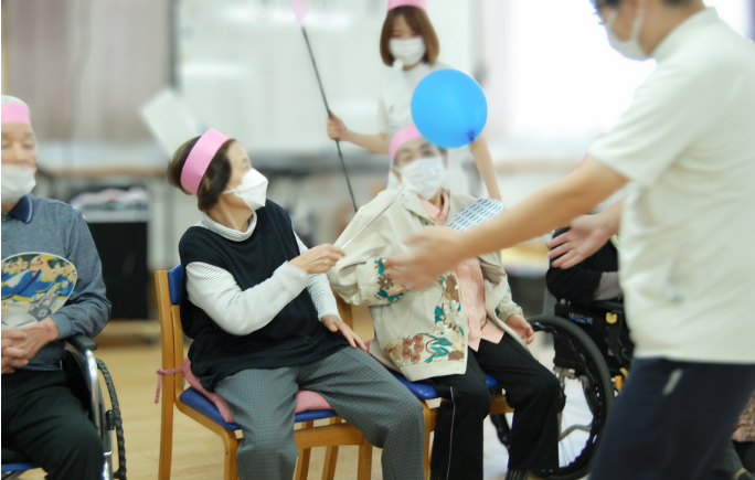 博愛記念病院デイケア・通所リハビリテーション(徳島市)で開催されたレクリエーション・風船運び(運動会)