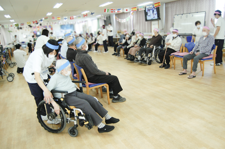 デイケア・通所リハビリ(徳島市)で開催の車いす競争レクリエーション(運動会)