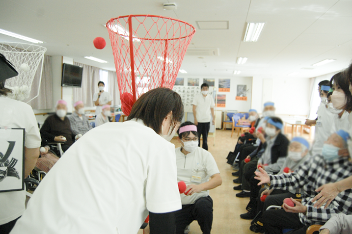 通所リハ・デイケア(徳島県徳島市)のリハビリ運動会「紅白玉入れ」