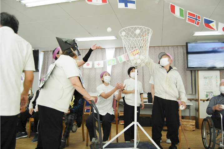 デイケア・通所リハビリテーション(徳島市)で開催のレクリエーション運動会「紅白玉入れ」