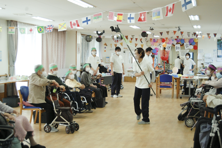 徳島市のデイケア(通所リハビリ)で一致団結する運動会・応援合戦のレクリエーション