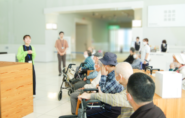 親切なスタッフの誘導でリハビリ外出。徳島市博愛デイケアの美術鑑賞