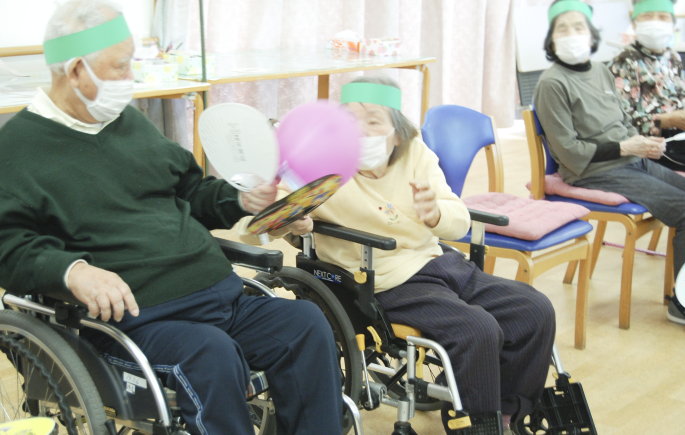 通所リハビリ・デイケアのリハビリ運動会「風船送り」(徳島市・博愛デイケア)